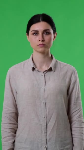 Ciddi Bir Beyaz Kadının Portresi Yeşil Arka Plan Konusunda Çelişen — Stok video