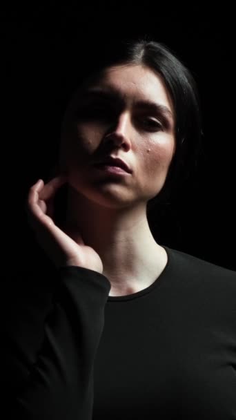 Portretul Unei Femei Caucaziene Depresive Triste Pierdute Gânduri Fond Negru — Videoclip de stoc
