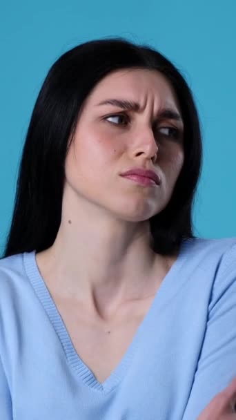 Портрет Разочарованной Несчастной Белой Женщины Синем Фоне Понятие Одиночества Депрессии — стоковое видео