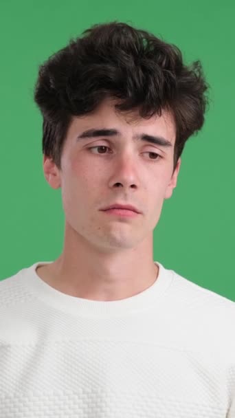 Retrato Jovem Caucasiano Triste Chateado Luto Fundo Verde Tristeza Emoções — Vídeo de Stock