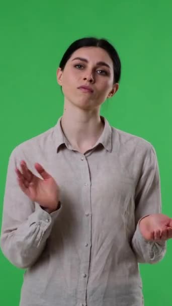 Portrait Dissatisfied Displeased Caucasian Woman Applauding Green Background Disagreement Disrespect — Stock Video