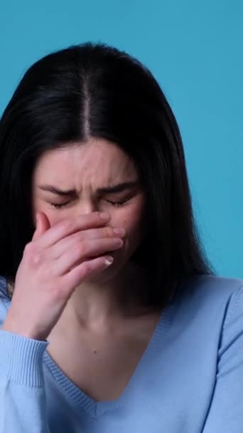 Portrait Une Femme Caucasienne Désespérée Malheureuse Pleurant Pleurant Sur Fond — Video