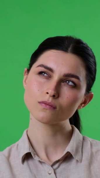 Retrato Uma Mulher Focada Análise Contemplando Processo Fundo Verde Pense — Vídeo de Stock