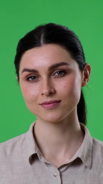 Porträt Einer Fröhlichen Und Lächelnden Kaukasischen Frau Die Vor Grünem lizenzfreies Stockvideo