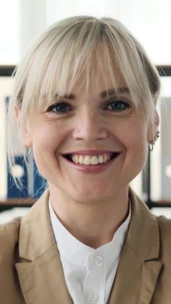 在现代办公室里 一个面带微笑的白人女会计的画像 看着相机 女老板 女执行官 女商人的概念 垂直录像 — 图库视频影像