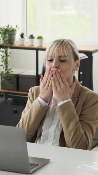 Amistosa Mujer Blanca Trabajadora Oficina Despedida Soplando Aire Beso Durante Videoclip