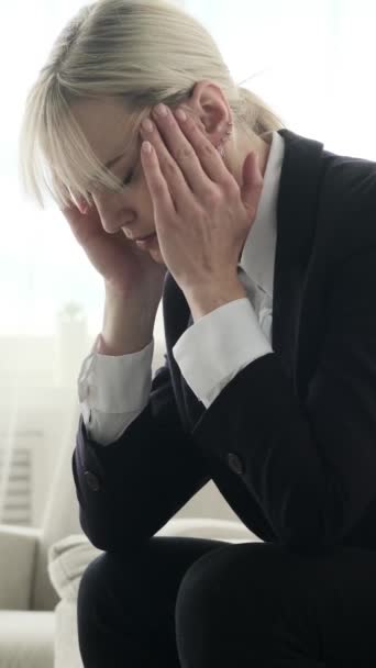 不快乐的白人职业女性在辛苦工作后在家里头疼或偏头痛 疲惫和悲伤 工作上的麻烦 垂直录像 — 图库视频影像