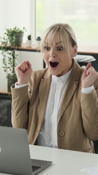 ラップトップと成功を祝うオフィスで働く幸せなプロの白人女性 良いニュース 勝利の概念 バーティカルビデオ — ストック動画