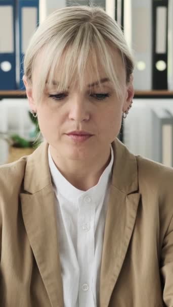 Ofiste Kameraya Bakan Mutlu Beyaz Bir Kadının Yakın Plan Portresi — Stok video