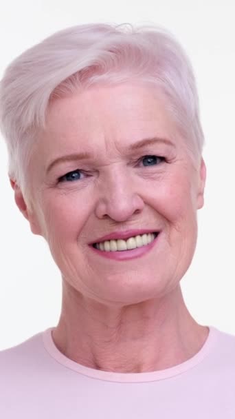 Positivt Porträtt Äldre Vit Kvinna Tittar Och Ler Mot Kameran Videoklipp
