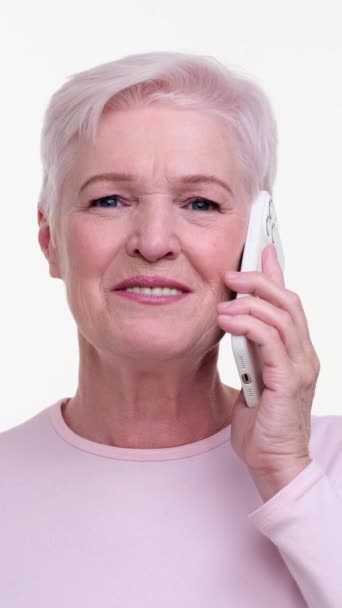 Porträtt Senior Positiv Vit Kvinna Talar Telefon Vit Bakgrund Samtal — Stockvideo