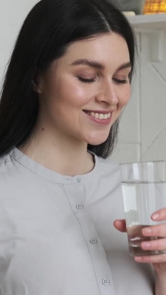 Retrato Una Mujer Caucásica Amigable Bebiendo Bebiendo Agua Refrescante Por Metraje De Stock
