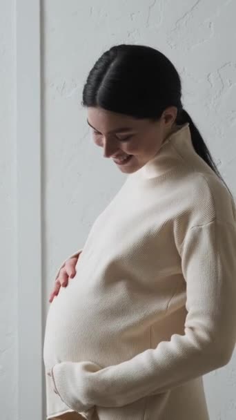 Vrolijke Lachende Blanke Zwangere Vrouw Strelen Aanraken Buik Thuis Zwangerschap Stockvideo