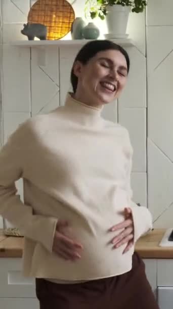 Joyeux Enceinte Femme Caucasienne Dansant Caressant Ventre Maison Cuisine Maternité Séquence Vidéo