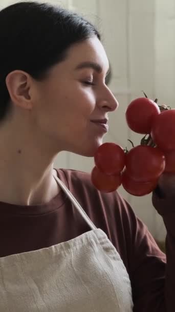 Positieve Blanke Vrouw Bereidt Groentesalade Met Tomaat Keuken Genieten Van Stockvideo's