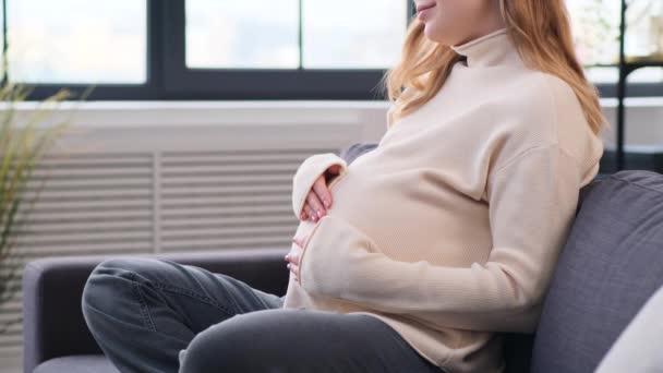 Primer Plano Una Joven Caucásica Embarazada Acariciando Vientre Relajándose Sofá Vídeo De Stock