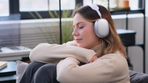 Szczęśliwa Biała Kobieta Bezprzewodowych Słuchawkach Słuchająca Muzyki Domu Spędzanie Weekendowego Wideo Stockowe