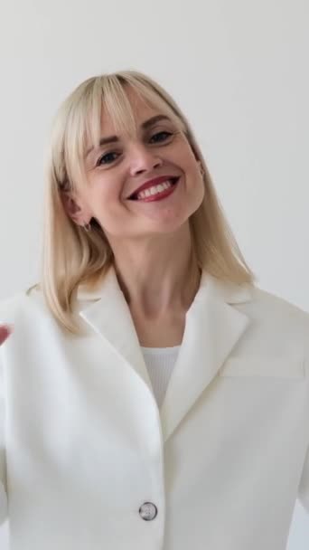 Heureuse Femme Caucasienne Montrant Signe Forme Coeur Sur Fond Blanc — Video