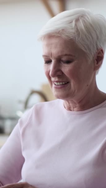 Ritratto Una Felice Donna Caucasica Anziana Che Guarda Sorride Alla — Video Stock
