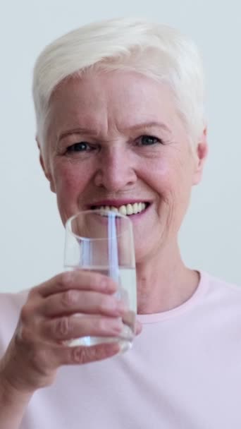 Portret Van Een Oudere Blanke Vrouw Die Water Drinkt Uit — Stockvideo