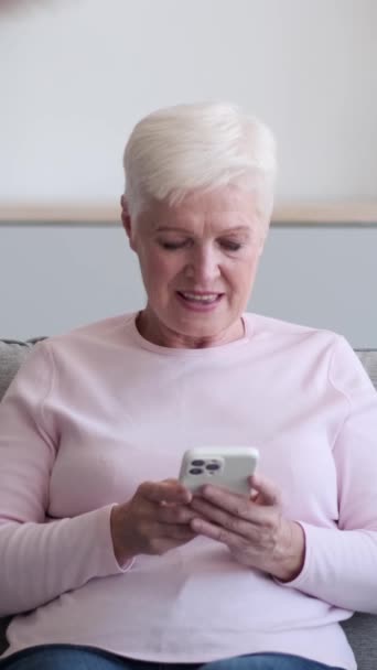 Mujer Anciana Caucásica Sorprendida Alegre Usando Teléfono Diciendo Wow Mostrando Fotografías de stock