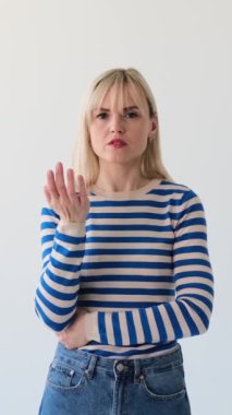 Beyaz arka planda beyin fırtınası yapan ve karar veren düşünceli beyaz bir kadın. Seçim yapmak ve problem çözümünü analiz etmek. Dikey video.