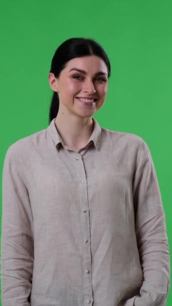 Indbydende Munter Venlig Kaukasiske Kvinde Viser Kalde Mig Tegn Grøn – Stock-video