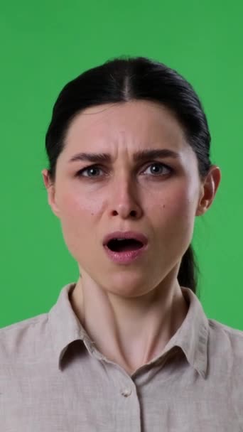 Ongelukkig Blanke Vrouw Negatief Reageerde Stinkende Geur Groene Achtergrond Walging — Stockvideo