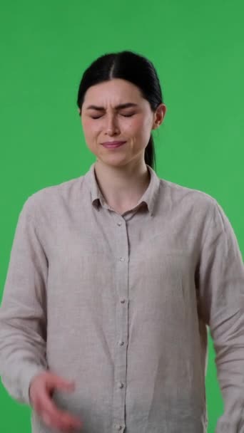 Nieszczęśliwa Sfrustrowana Biała Kobieta Pokazująca Gest Dłoni Zielonym Tle Niezadowolona — Wideo stockowe