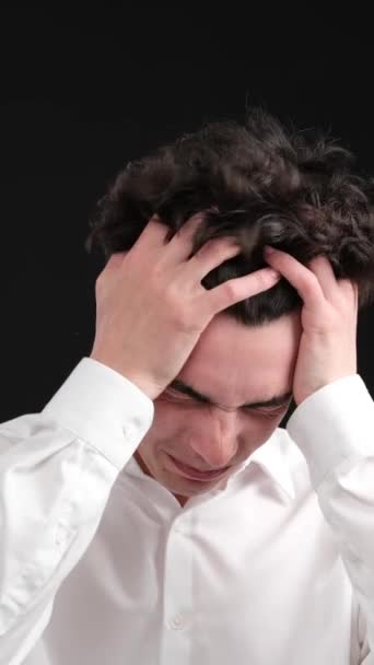 Portrét Nemocného Frustrovaného Bělocha Migrénou Černém Pozadí Pojem Nemoc Otrava — Stock video