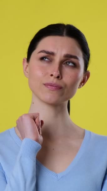 Wanita Kaukasia Terkonsentrasi Berpikir Dan Merencanakan Atas Latar Belakang Kuning — Stok Video