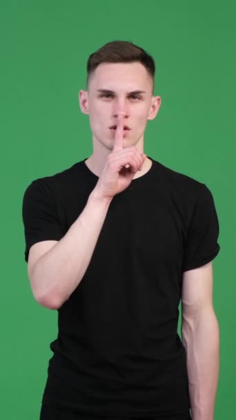 Stern Hombre Caucásico Serio Mostrando Gesto Silencio Para Silencio Privacidad — Vídeos de Stock