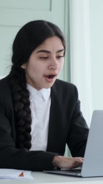 Ofiste çalışırken esneyen sıkıcı Hintli kadın. Uykulu, çok çalışan kadın çalışanlar sıkıntıdan muzdarip, iş zamanı geçiriyorlar. Dikey video.