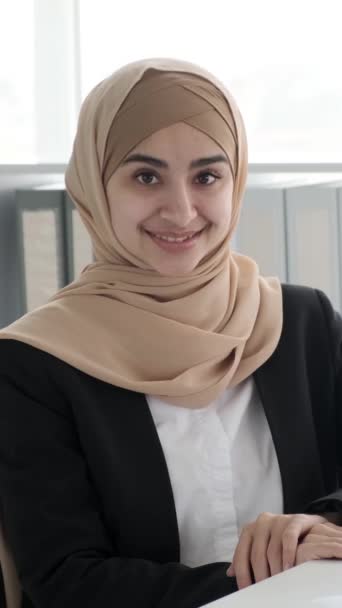 Portré Egy Pozitív Boldog Arab Női Rendezőről Aki Hidzsábot Visel — Stock videók