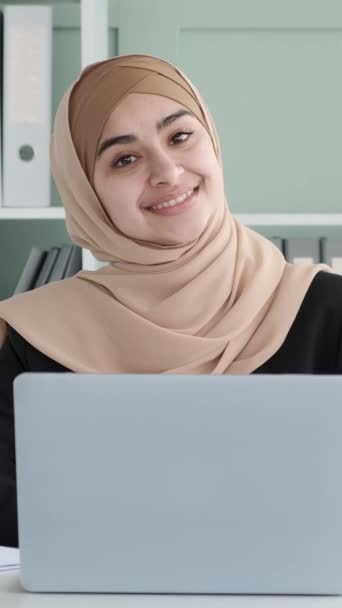 Portræt Glad Venlig Arabisk Kvindelig Arbejdsgiver Iført Hijab Moderne Kontor Videoklip