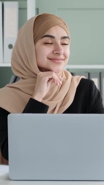 Porträt Einer Fröhlichen Arabischen Geschäftsfrau Hijab Die Modernen Büro Tagträumt Videoclip