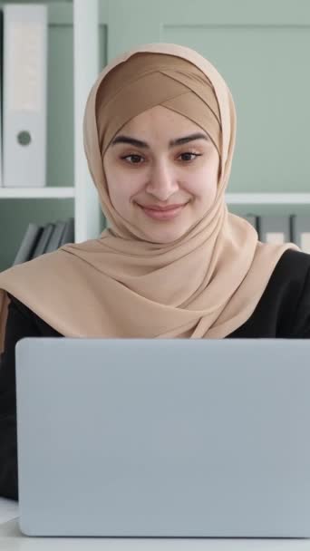 Diretora Árabe Trabalhando Laptop Sonhando Acordado Escritório Gerente Sorridente Ceo — Vídeo de Stock