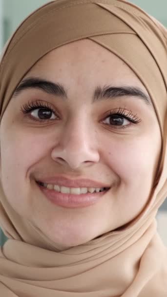 Tæt Portræt Glad Arabisk Forretningskvinde Iført Hijab Kigger Kameraet Positiv Stock-video