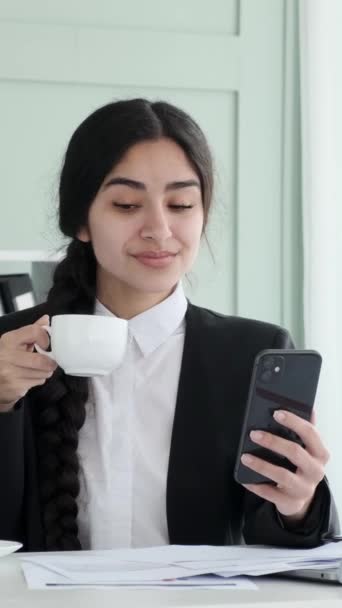 Індійська Бізнес Леді Має Відеодзвінки Використовуючи Телефон Друзями Офісі Розслабляючись — стокове відео