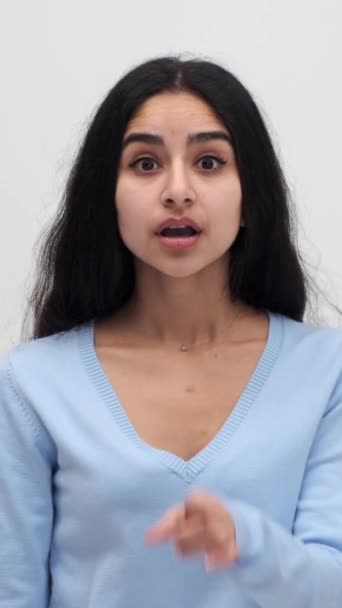Allvarlig Indisk Kvinna Visar Shh Gest Med Fingret Läpparna För — Stockvideo