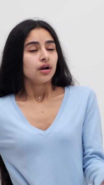 Müde Oder Gelangweilte Indische Junge Frau Gähnt Und Bedeckt Den — Stockvideo