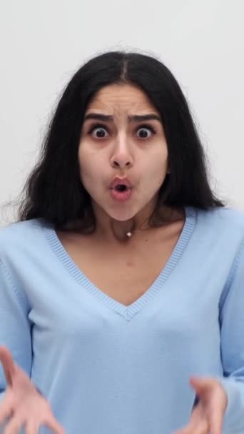 Dispiaciuto Indiano Giovane Donna Scuotendo Testa Negazione Rifiuto Sfondo Bianco — Video Stock