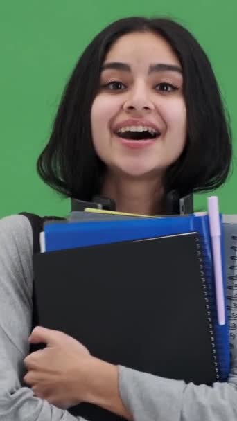 Retrato Uma Estudante Estudante Indiana Feliz Amigável Sorridente Com Caderno — Vídeo de Stock