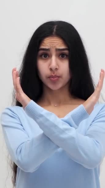 Femme Indienne Déçue Concentrée Montrant Panneau Stop Avec Des Bras — Video