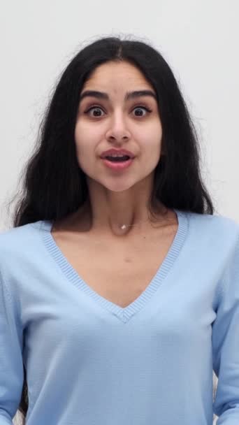 Förvånad Och Förvånad Indisk Kvinna Utropar Wow Reagerar Goda Nyheter — Stockvideo