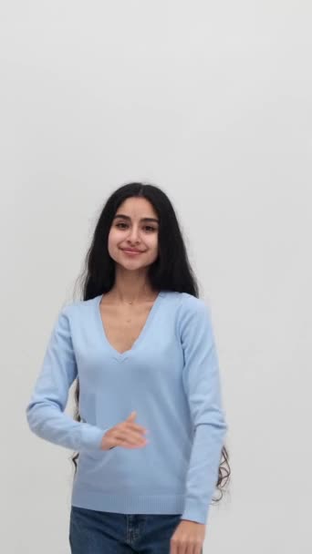 Positief Portret Van Een Gelukkige Indiase Jonge Vrouw Met Gekruiste Stockvideo