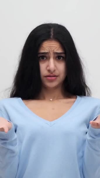Несчастная Индийская Молодая Женщина Отказывает Отказе Качает Головой Белом Фоне — стоковое видео