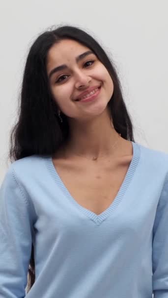 Beyaz Arka Planda Gülümseyen Hintli Genç Bir Kadının Olumlu Portresi — Stok video