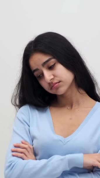 Портрет Грустной Индийской Молодой Женщины Горе Белом Фоне Одиночество Меланхолия — стоковое видео