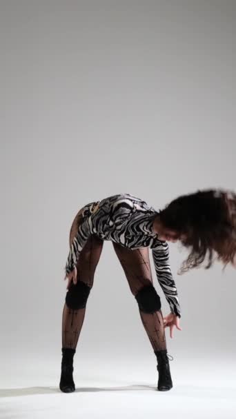 Dançarina Profissional Caucasiana Realizando Contemporânea Fundo Cinza Mostrando Flexibilidade Movimento — Vídeo de Stock